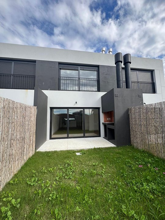 Vendo casa de 2 dormitorios en complejo con seguridad!