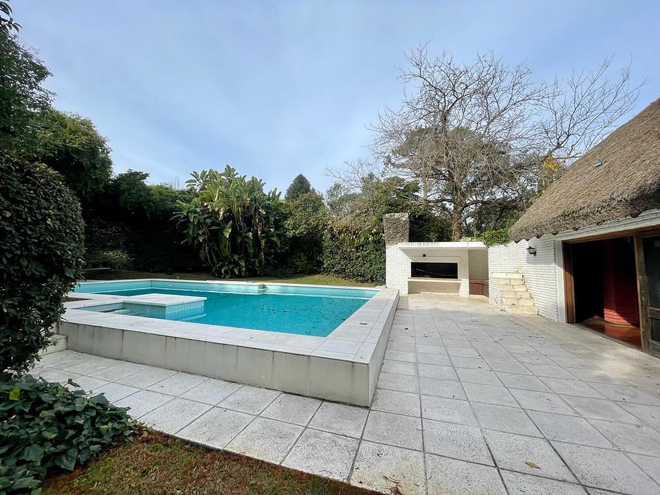 Importante casa en zona residencial de Carrasco Sur